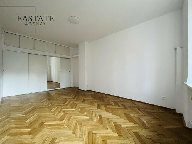 Dom z tarasem i ogrodem na Saskiej Kępie | Garaż w bryle