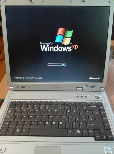 Fujitsu Siemens Amilo L7300 – laptop retro