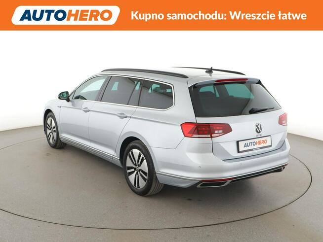 Volkswagen Passat Variant FV23% PHEV automat navi grzane fotele climatronic kamera ACC