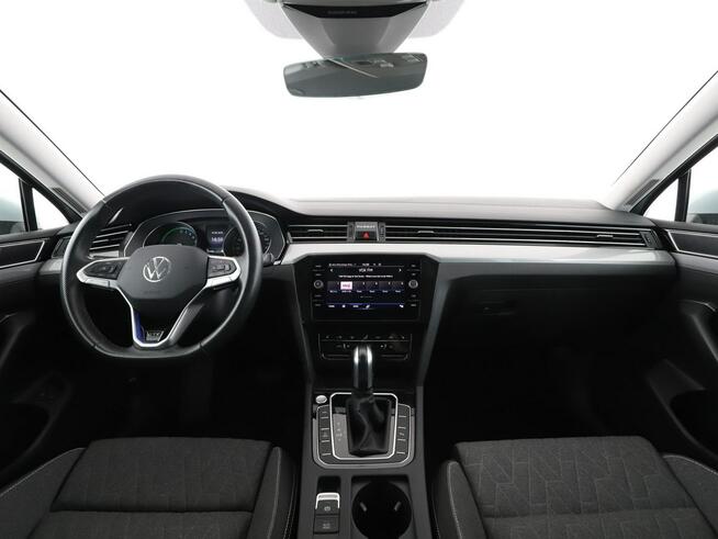 Volkswagen Passat Variant FV23% PHEV automat navi grzane fotele climatronic kamera ACC