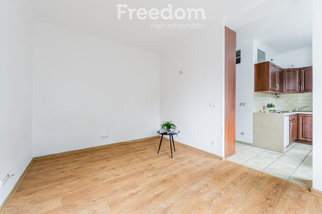 Kawalerka 23,80 m2 z oddzielną kuchnią.