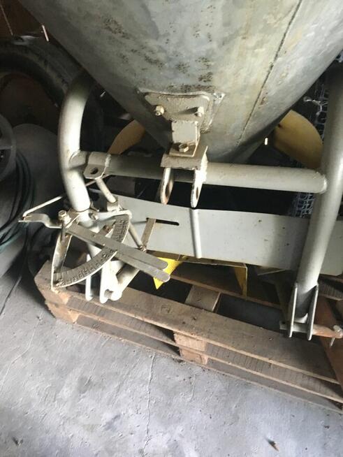 Rozsiewacz rozrzutnik nawozu 400 kg