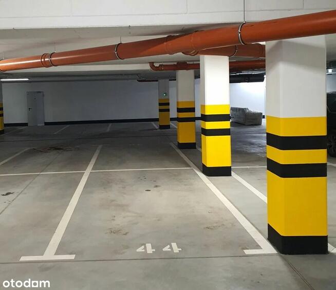 wynajmę miejsce parkingowe w hali Długa 57 D Lokum Porto