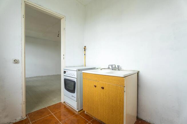 Przestronna kawalerka 36 m², osiedle Sikorskiego, do remontu