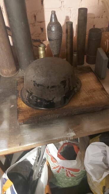 Hełm po niemiecki ,papierośnica z 1922 roku frontowa ,inne