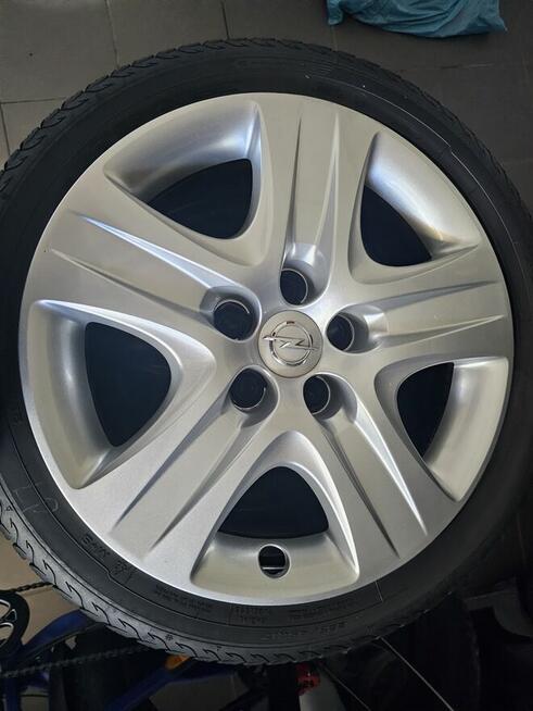 Opony na stalówkach z kołpakami Opel
