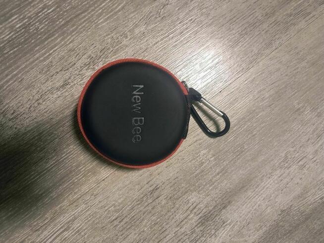 Bezprzewodowa słuchawka bluetooth New Bee + usztywniene etui