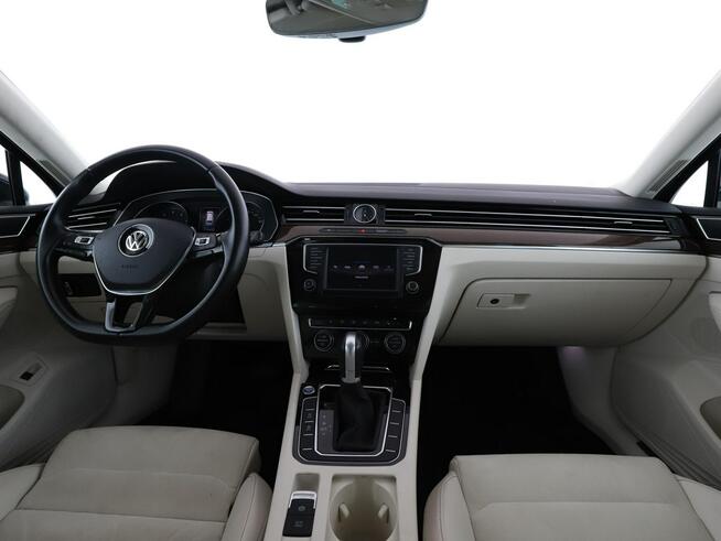 Volkswagen Passat Variant DSG jasne skóry navi klima auto grzane fotele czujniki parkowania