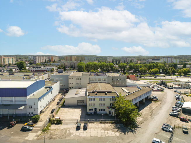 Biurowiec+2 Hale+Plac - Nieruchomość inwestycyjna.