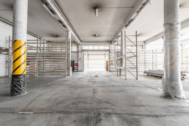 Biurowiec+2 Hale+Plac - Nieruchomość inwestycyjna.