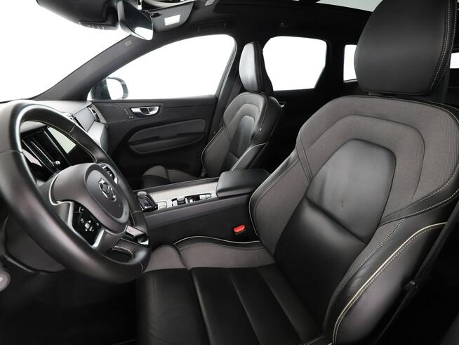 Volvo XC 60 PHEV 4x4 skóry el. fotele z pamięcią panorama navi kamery full LED