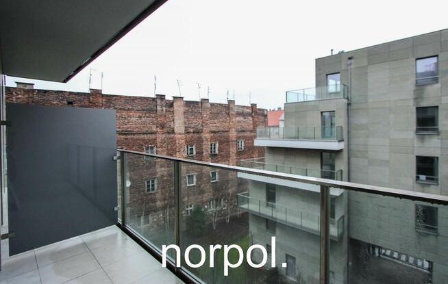 Nowoczesne studio z balkonem, BASEN I SIŁOWNIA W BUDYNKU