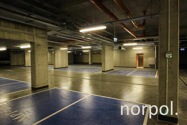 Nowoczesne studio z balkonem, BASEN I SIŁOWNIA W BUDYNKU
