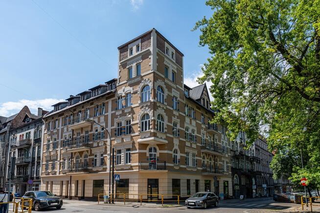 Dwupoziomowe w odrestaurowanej kamienicy w centrum