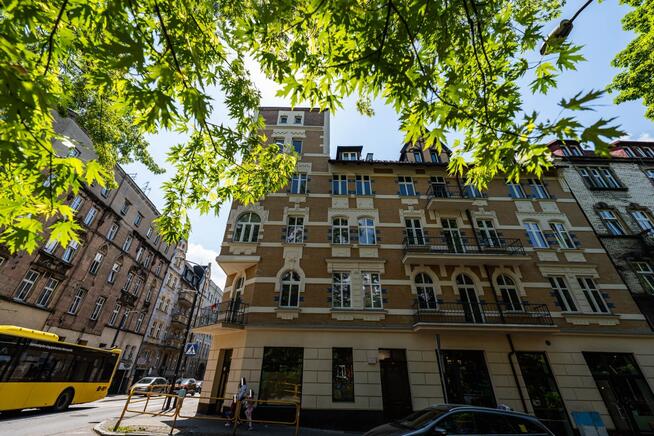Dwupoziomowe w odrestaurowanej kamienicy w centrum