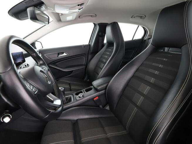 Mercedes GLA 180 klima auto navi grzane fotele keamra i czujniki parkowania el. klapa k
