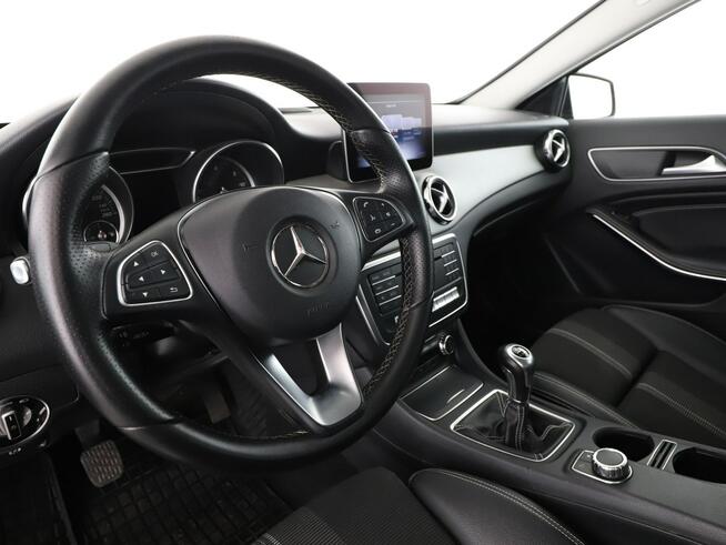 Mercedes GLA 180 klima auto navi grzane fotele keamra i czujniki parkowania el. klapa k