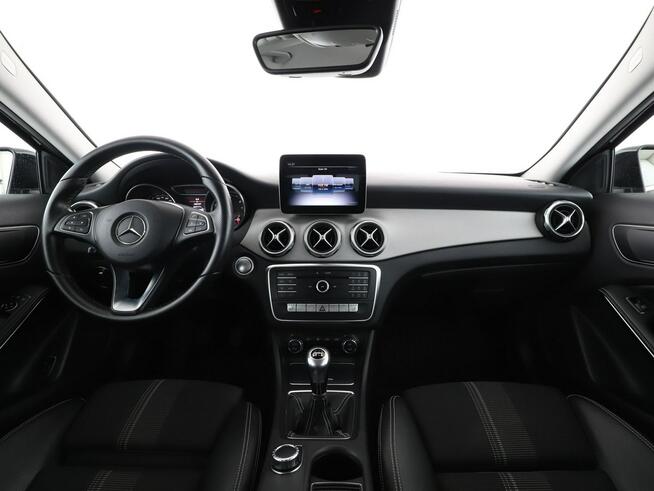 Mercedes GLA 180 klima auto navi grzane fotele keamra i czujniki parkowania el. klapa k