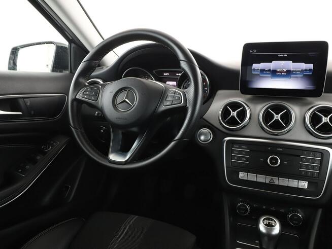 Mercedes GLA 180 klima auto navi grzane fotele keamra i czujniki parkowania el. klapa k