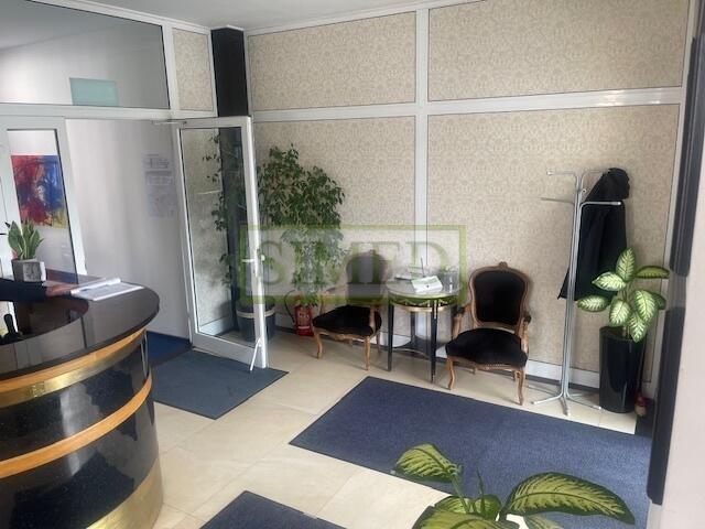 Sklep.showroom,salon sprzedaży,parking,ochrona