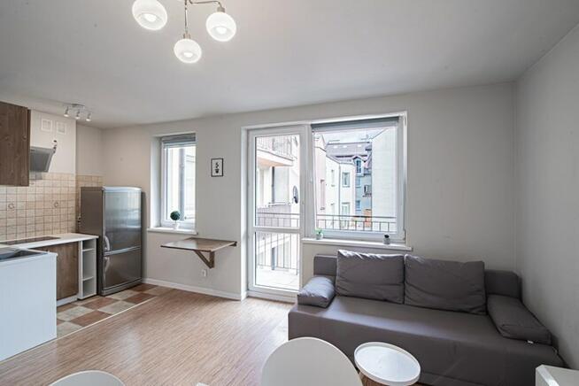 Jasna kawalerka, balkon komórka - Towarowa10