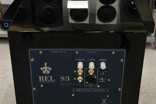 REL S/3 – aktywny subwoofer 400 W, 10 cali, Piano Black