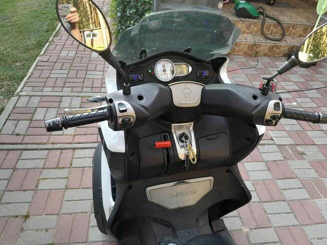 Motocykl guadro tròjkołowiec