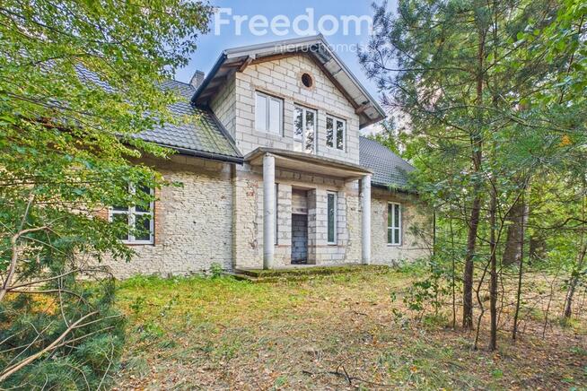 Dworek do własnej aranżacji w otoczeniu lasu