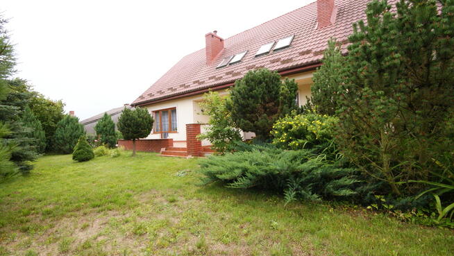 Dom z garażem i pięknym ogrodem – Piotrowice