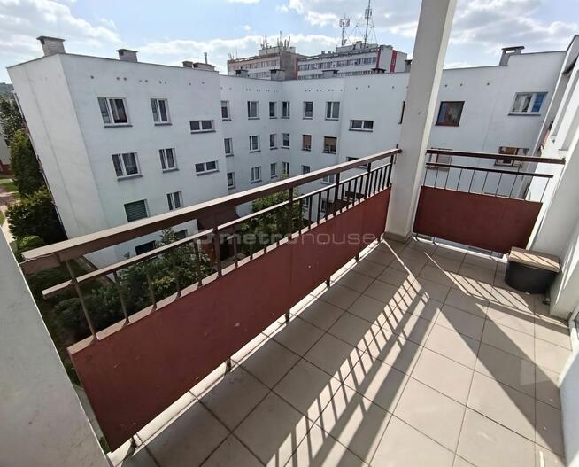 Jasne wnętrze + ogromny balkon = idealny start