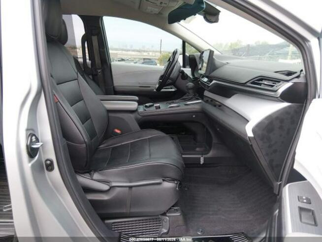 2025 TOYOTA SIENNA LE