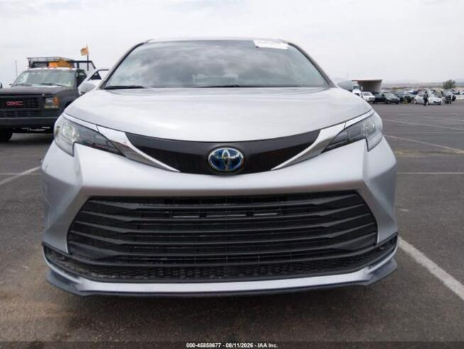 2025 TOYOTA SIENNA LE