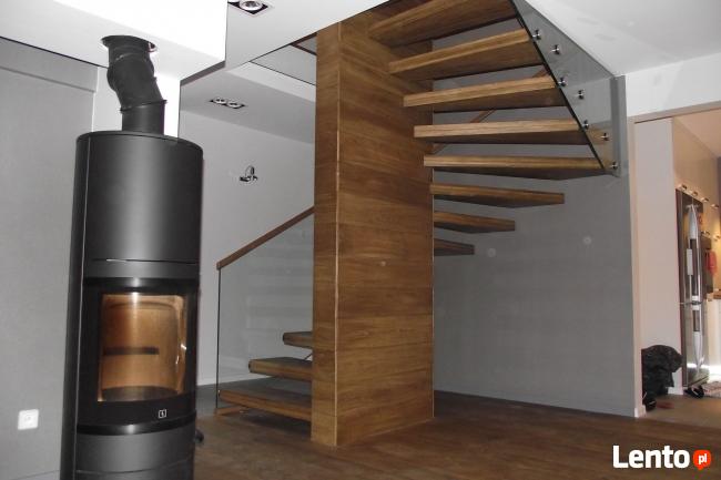 Nowoczesne schody drewniane i stalowe.