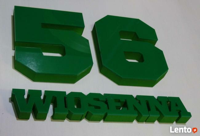 cyfry litery na budynek