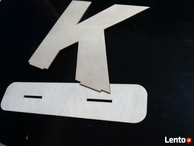 litery na podstawkach