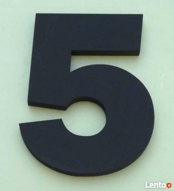 cyfry litery na budynek