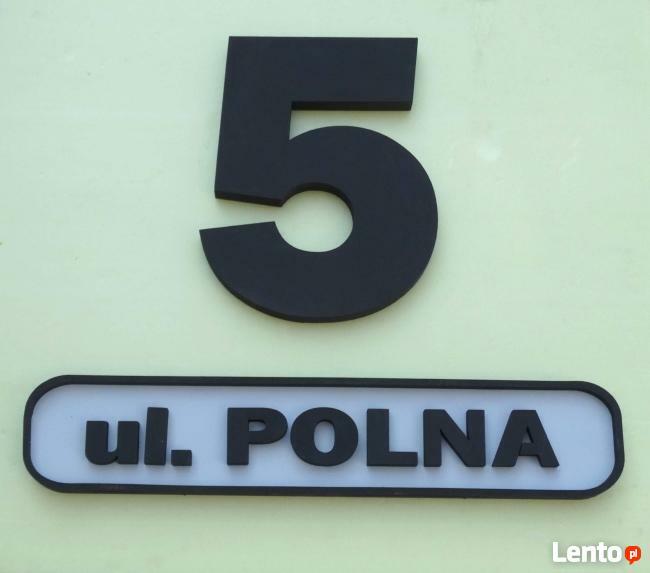 cyfry litery na budynek