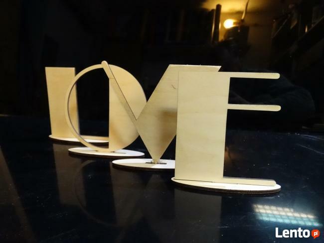 litery na podstawkach