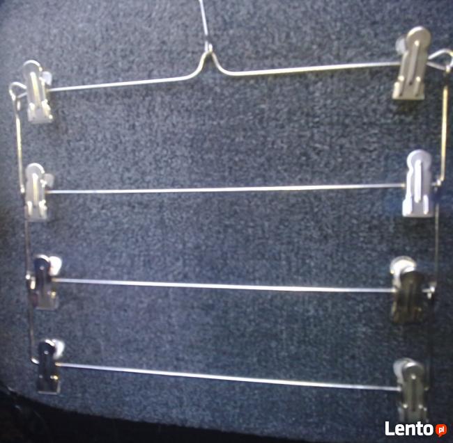 Wieszaki wielopoziomowe na ubrania.