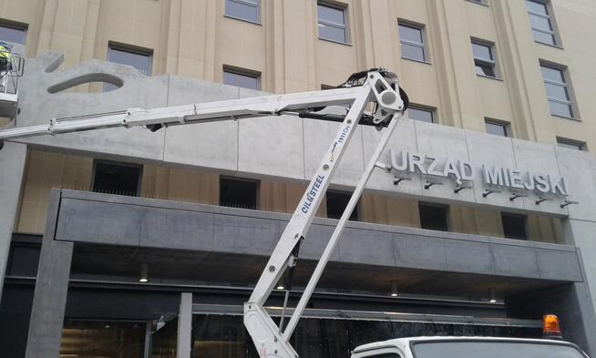 Wycinka drzew, zwyżka, podnośnik koszowy, rębak