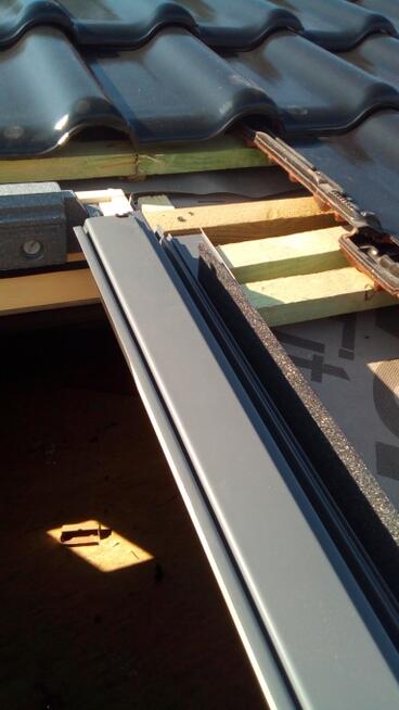 Okucia dachowe montaż okien dachowych.