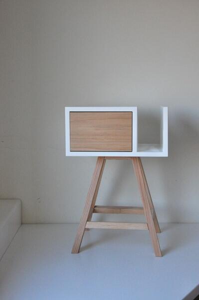 Stolik nocny z dębową szufladą i organizerem