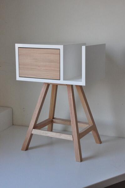 Stolik nocny z dębową szufladą i organizerem