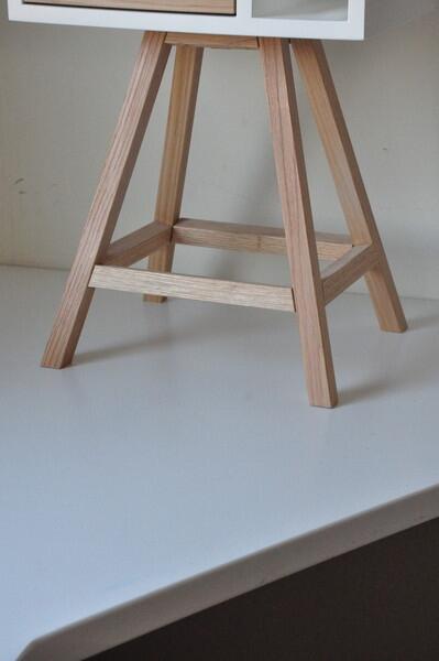 Stolik nocny z dębową szufladą i organizerem