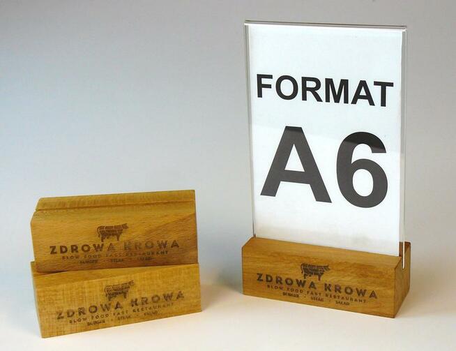 Stojak na menu / ulotki z plexi z drewnianą podstawką