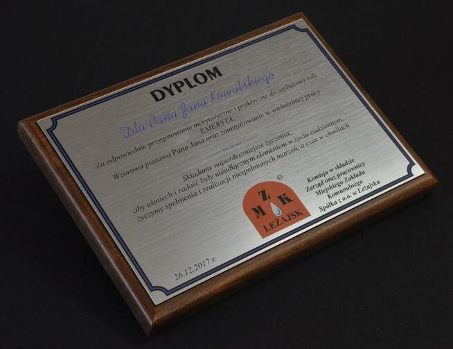 dyplom okolicznościowy pamiątkowy na drewnianym podkładzie