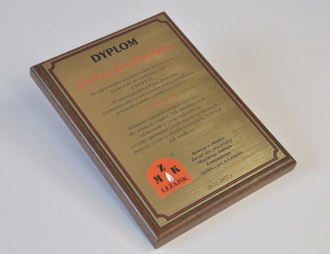 dyplom okolicznościowy pamiątkowy na drewnianym podkładzie