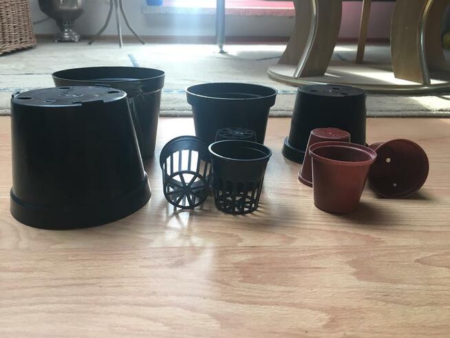 Doniczki plastikowe rozne