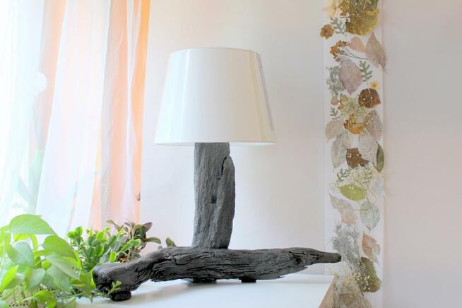 Lampy z drewna z morza