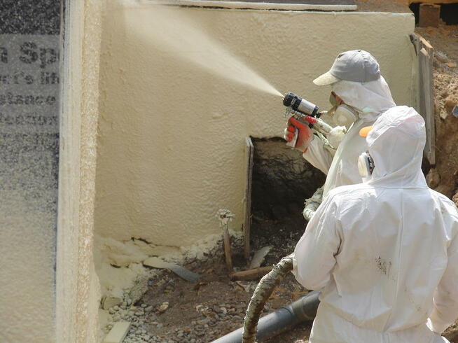 Izolowanie fundamentów poprzez natrysk pianką poliuretanową